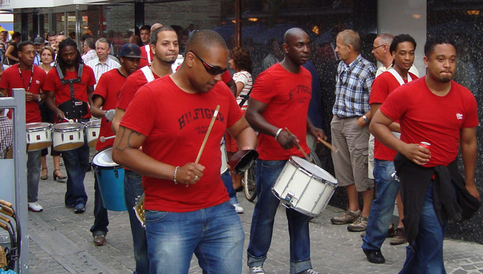 brassband en danseressen